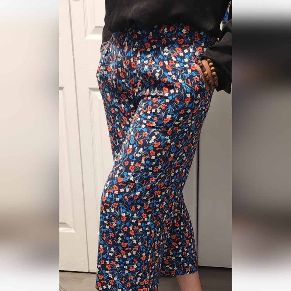 ATTENTION FLORAL CAPRI PANTS WITH POCKETS AND HAVE TO PUT A BELT TOO. - Picture 3 of 17